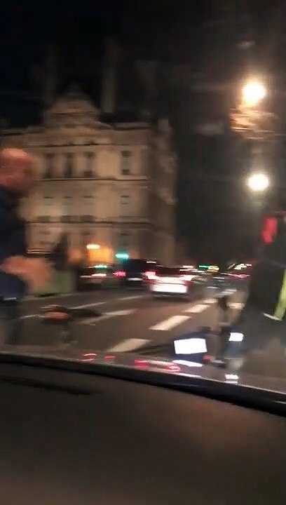 Une bagarre entre un Uber et un cycliste éclate en pleine rue de Paris