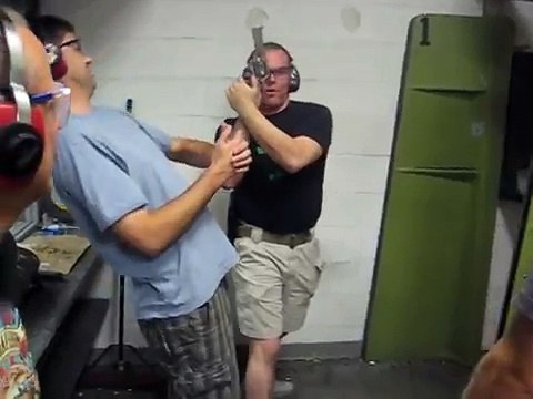 Régis instructeur dans un stand de tir