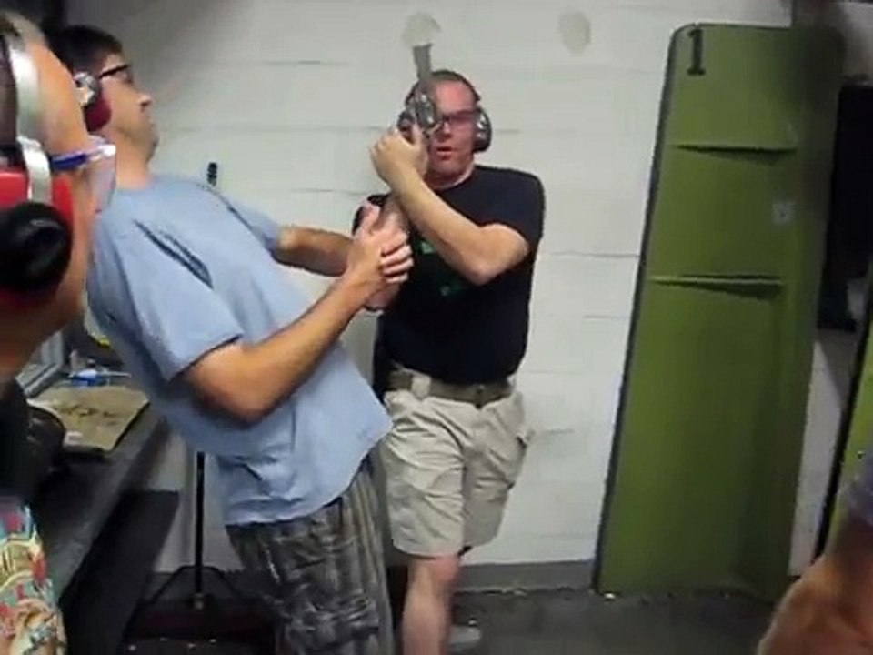 Régis instructeur dans un stand de tir