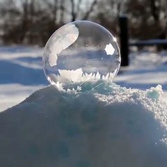 Avete mai visto una bolla di sapone che si congela? Uno spettacolo affascinante...