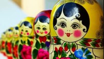 【海外の反応】日本からロシアに帰って参加した同窓会で撮影した記念写真に写ったのは『バービー人形一人、マトリョーシカ10人が並んでいた（笑）』