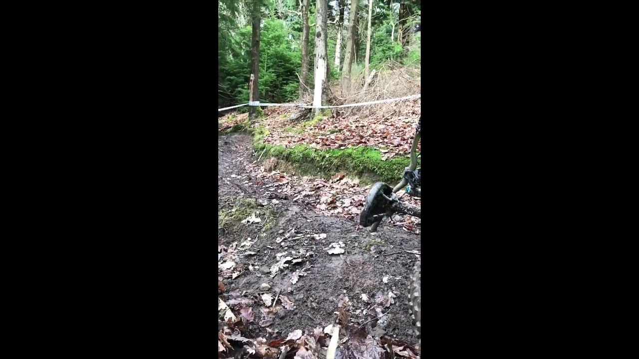 Un cycliste chute pendant un cross !