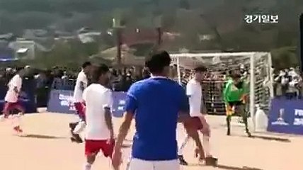 Maradona refait 'la main de Dieu' dans un match de football