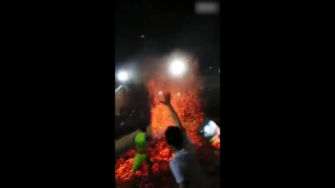 Ils traversent un feu !