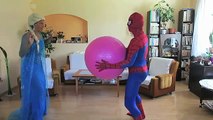 SPIDERMAN vs ATAQUE de TIBURÓN y BROMISTA! w/ Rosa Spidergirl, Congelados Elsa Película de Superhéroes En la Real