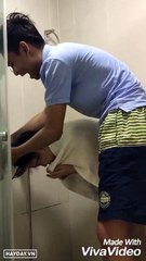 Hiếm thấy 2 anh em nhà nào mà như chăm sóc như người yêu thế này, đáng yêu dã man