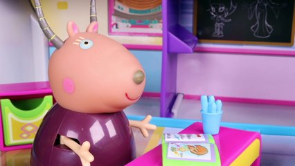 Peppa Pig Toys in English  Peppa Pig Make Up with a Lipstick ❤�