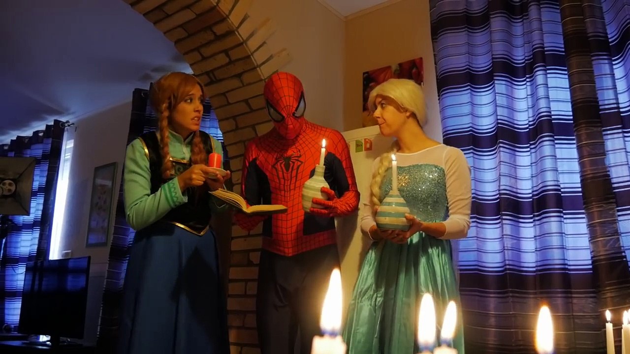 VAMPIRE Frozen Elsa! w/ Spiderman Frozen Anna Catwoman Superhero Horror Story in Real Life