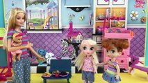 Baby Sitter! Barbie Babysitting Elsa & Anna! Change Diaper
