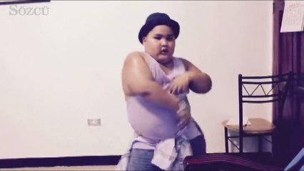 Kendinden geçerek dans eden tombiş çocuk