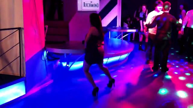 Пьяная девушка (Чернигов, Ночной клуб Richmond , 20.04.2013)