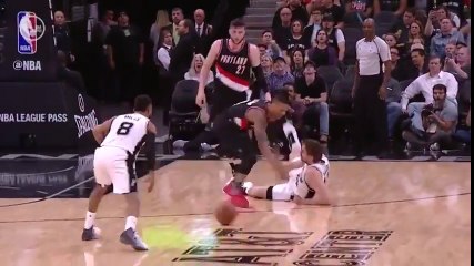 Pau Gasol tombe au sol et se relève pour planter un trois-points