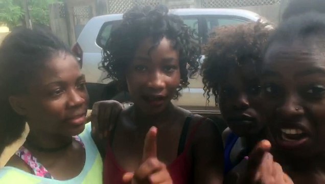 Un groupe de danseuses laisse entendre un bout du dernier de TNT