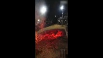 Ces tarés traversent un feu en courant... Coutume dangereuse