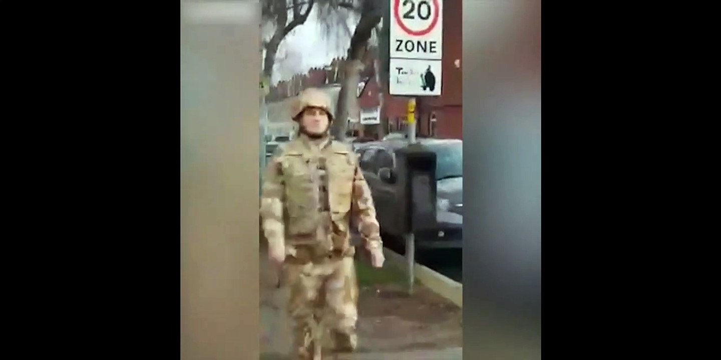 Quand tu rentres dans un bar en militaire ! Tellement drole