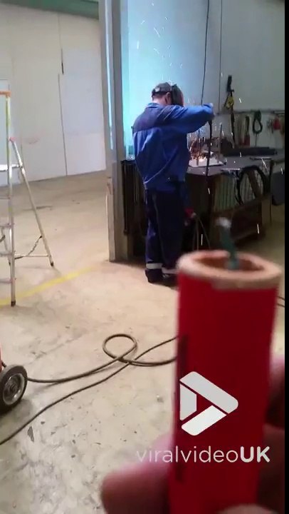 Piéger son collègue avec des pétards.. Blague bien flippante