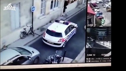 Une voiture de police renversé en pleine journée