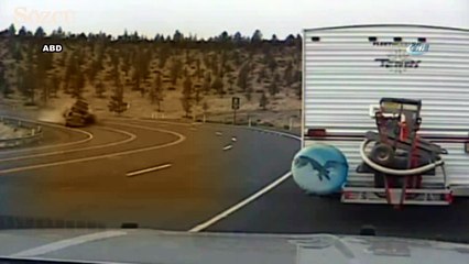 Tırın devrildiği an kamerada