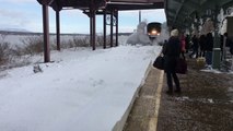 Train vs Neige dans une gare