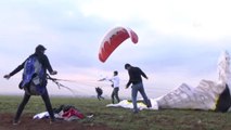 Sur'da Yamaç Paraşütü Keyfi