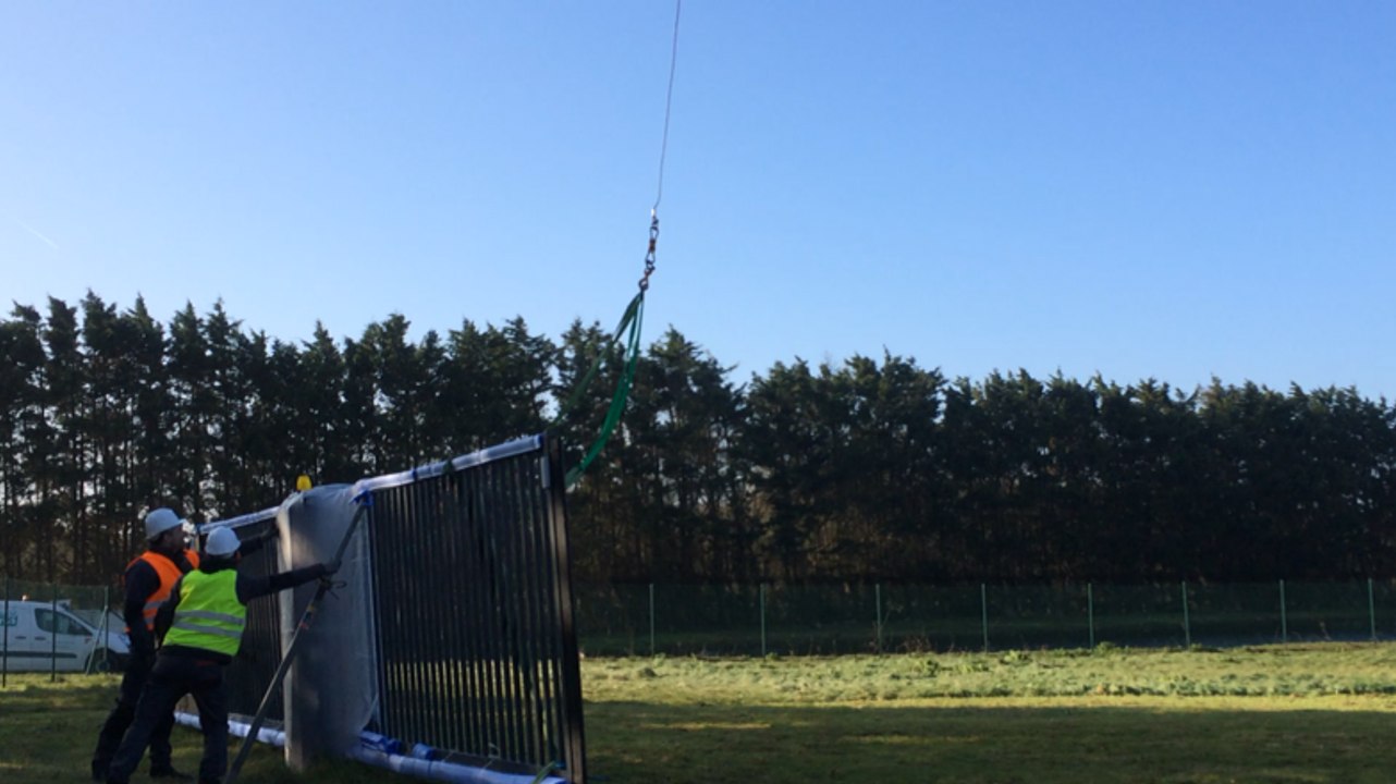 Hélitreuillage d'un portail entre Ploemeur et Groix