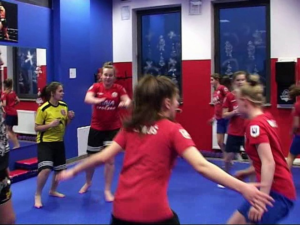 Przed wyjściem na boisko. Trening dziewcząt Kaja Opoczno