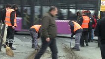Sirkeci'de Tramvay Raydan Çıktı