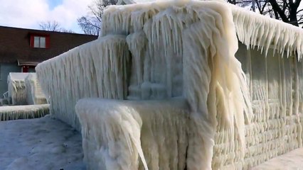 Cette maison est couverte d'une épaisse couche de glace à cause de la neige. Étonnant !!!