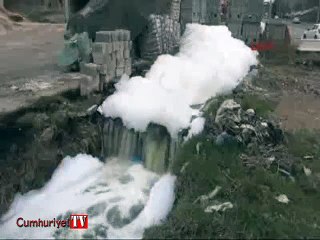 Sokaklara yayıldı... Vatandaşları tedirgin eden esrarengiz köpük