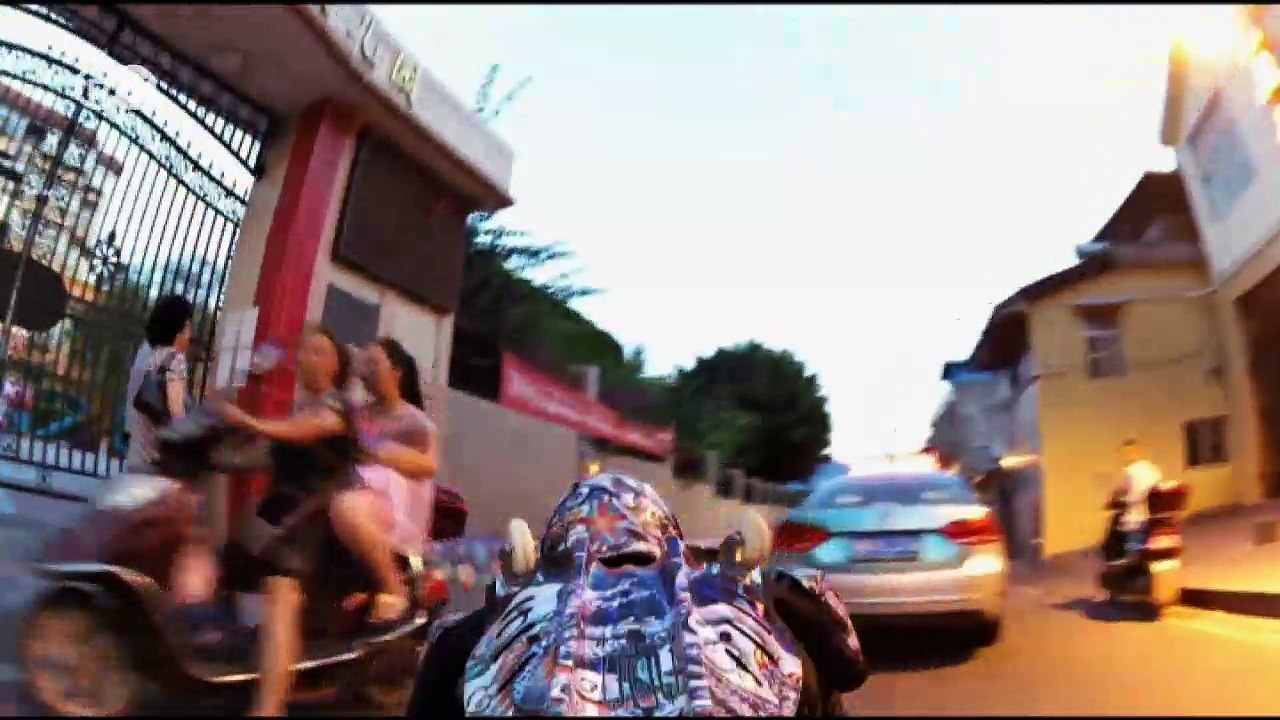 Rutschpartie: Auf Kufen durch den Eiskanal | Euromaxx