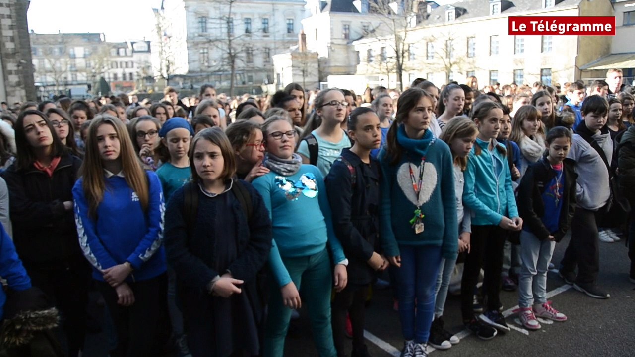 Vannes. Tous en bleu contre le harcèlement scolaire