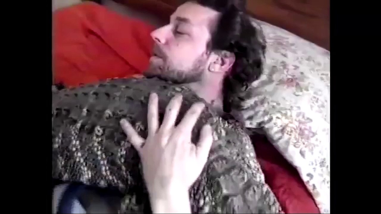 Cet homme a un crocodile comme animal de compagnie !