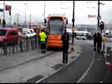 Sirkeci'de aynı noktadan bir tramvay daha raydan çıktı