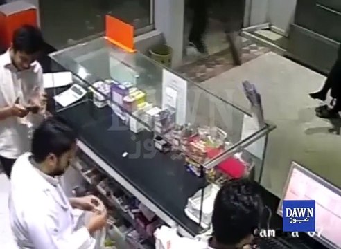CCTV Footage Of Faisalabad Robbery Security Guard Try To Stop Robbers But They Shoot Him At Sight