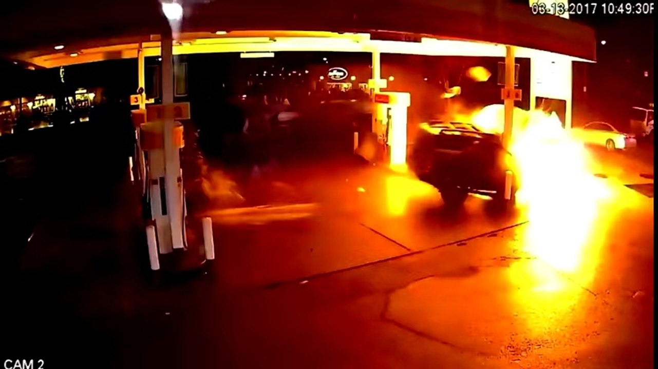 Une pompe à essence de Seattle percutée par un SUV Uber à pleine vitesse !