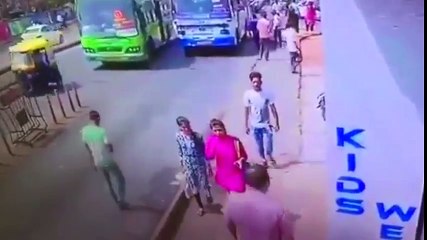 ¡Ojo! Si vas mirando tu teléfono por la calle puede pasarte esto