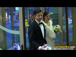 Hastalığı Sebebiyle Düğününe Gelemeyen Büyükannesinin Yanına Gelinliğiyle Giden Hayırlı Torun