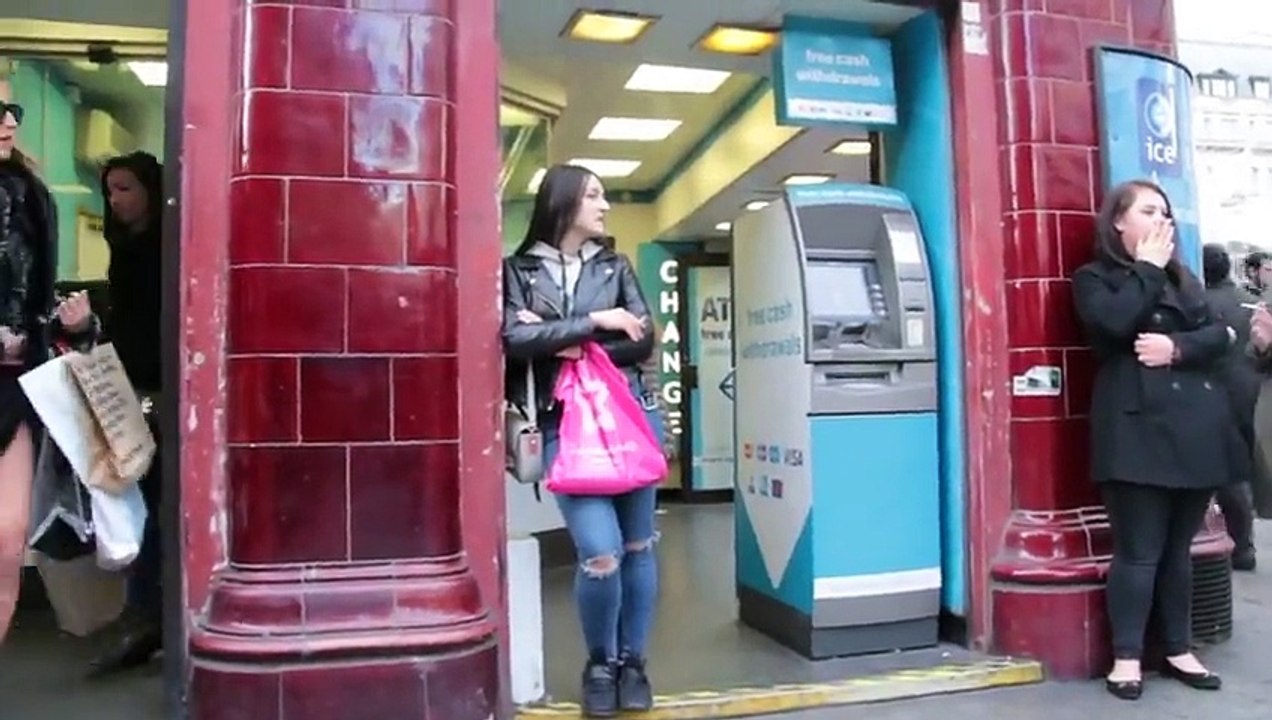 la pauvre « explosion » de ses règles au beau milieu d'une place publique à Londres.