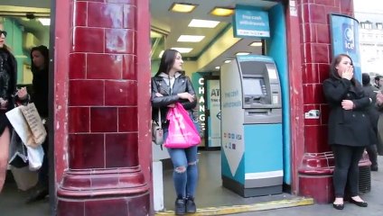 la pauvre « explosion » de ses règles au beau milieu d'une place publique à Londres.