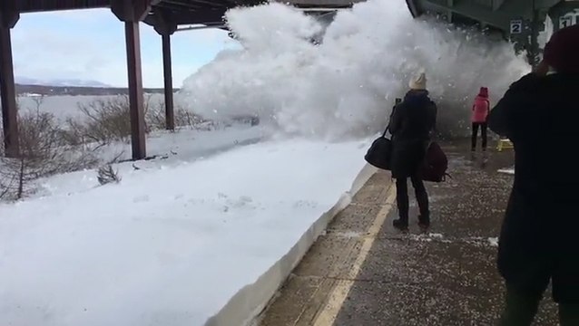 Un train entre en collision avec les rails recouvertes de neiges