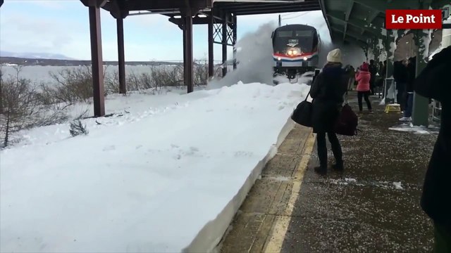 Etats-Unis : Un train provoque une tempête de neige