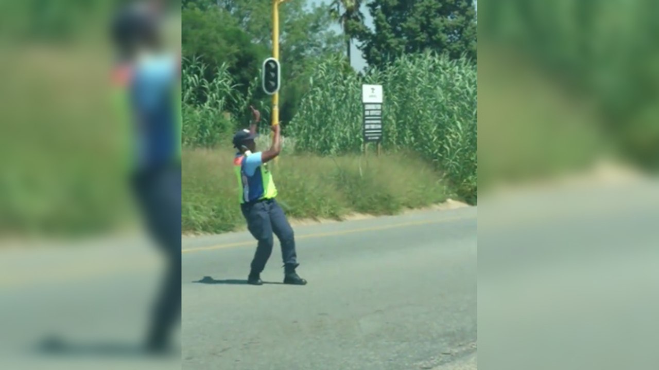 Une agent de police fait la circulation en dansant