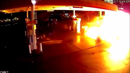 Ce Uber percute de face une pompe à essence : Explosion impressionnante