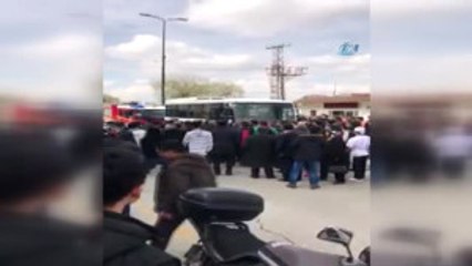 Kaza Anı Kamerada... Otobüsün Altında Kalan Anne ve Kızı Hayatını Kaybetti