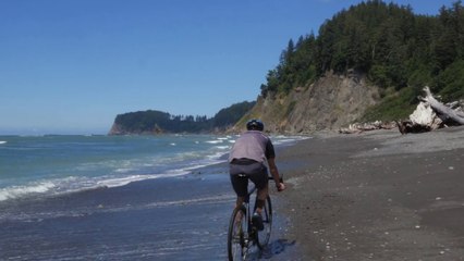En vélo il va partout : plage montagne ville foret !