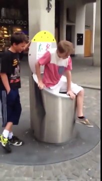 Ce gamin tombe dans une poubelle souterraine