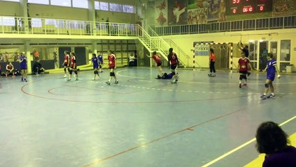 Elle marche sur la tête d'une joueuse de Handball au sol...