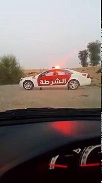 Comment la police de Dubai limite les excès de vitesse sur cette autoroute