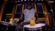 Incroyable ! Il joue de la batterie avec des jouets pour chiens - The Tonight Show du 16/03 - CANAL +