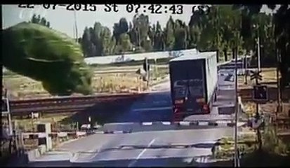 [MP4 360p] WhatsApp Video - Live Train Accident Footage Most Viral